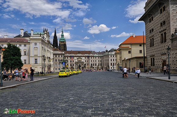 Yellow taxis near the fortress