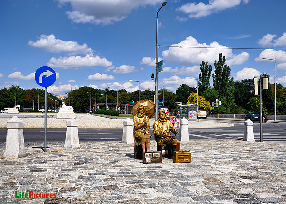 Golden travellers outside of Schönbrunn