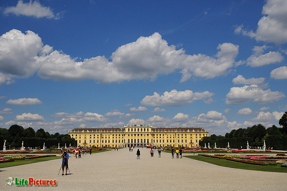 Blue sky over Schloss Schönbrunn