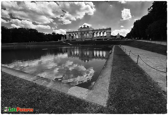 Gloriette in black and white