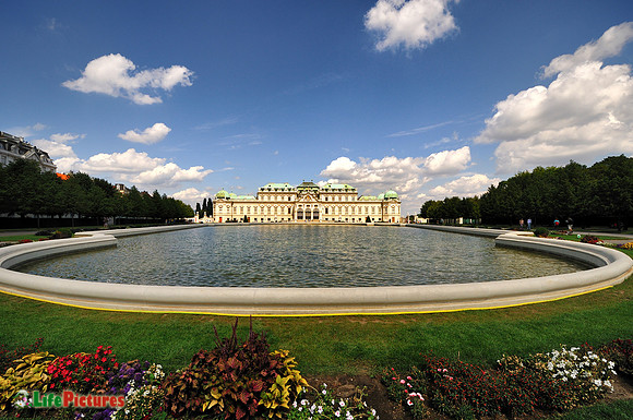 Schloss Belvedere and its park