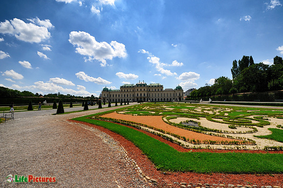 Schloss Belvedere on the other side