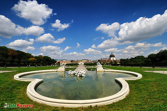 Schloss Belvedere and its fountains