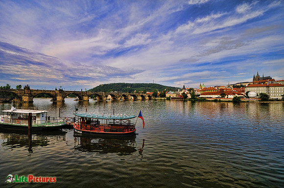 Karlův Most and the castle on the background