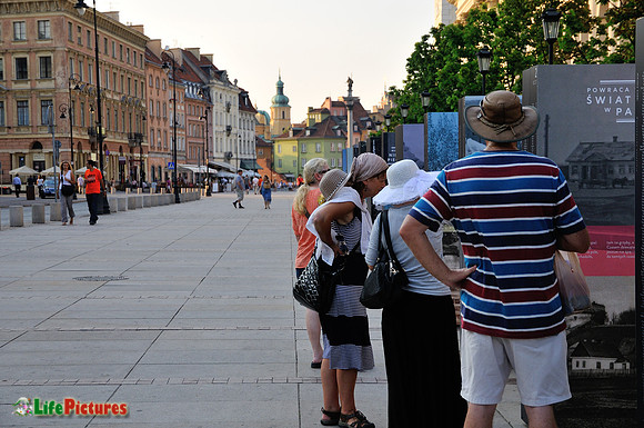 Tourists and the old city on the background