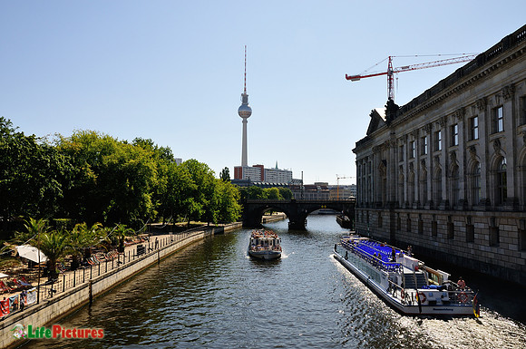 Spree and Fernseheturm on the background