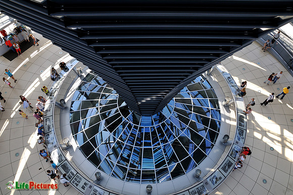 Reichstag, contrasts and reflections