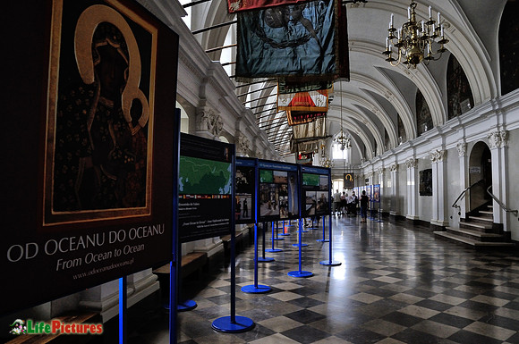 From ocean to ocean, the long trip of the Black Virgin's icon