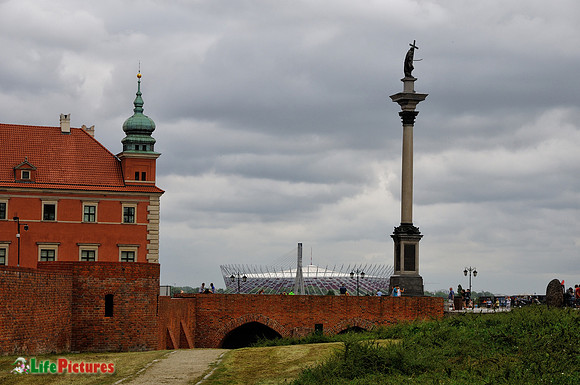 The castle, the ground and King Sigismund's statue