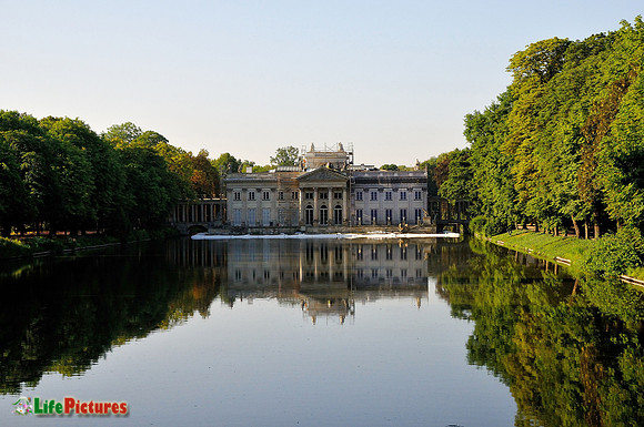 Park Łazienkowski with the Palace