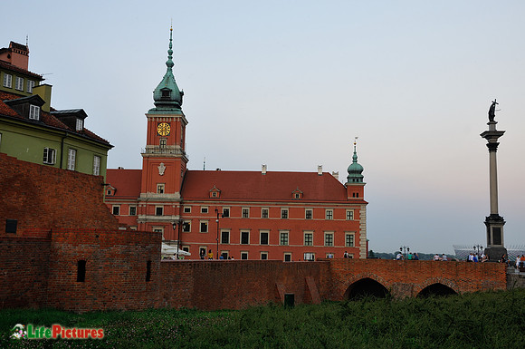 The royal castle with the statue of King Sigismund