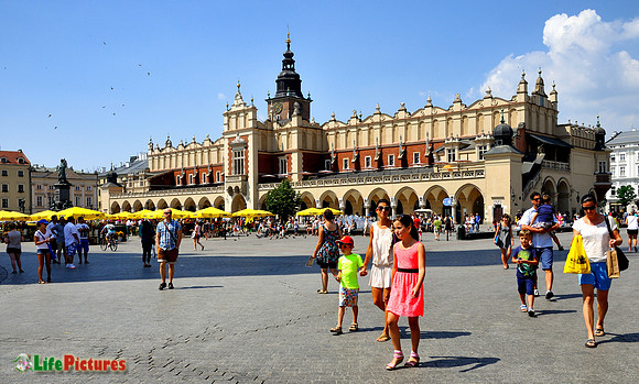 Tourists near the town hall