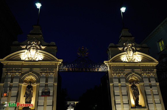 Entrance to the Uniwersytet