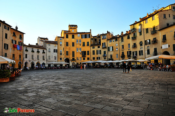 Lucca, Piazza Anfiteatro